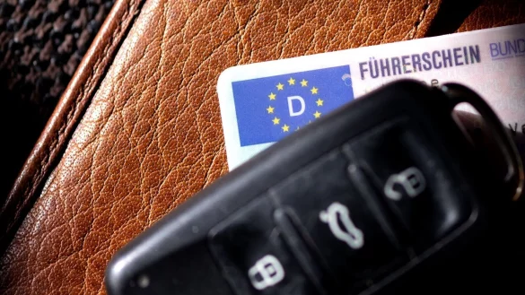 Fast jeder Zweite rasselt in NRW durch die theoretische Führerscheinprüfung. (Archiv) - © Sven Hoppe/dpa