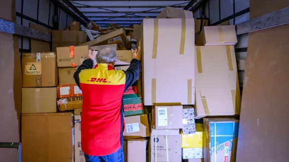 Ein DHL-Paketzentrum im Dezember 2024. Derzeit dürften sich die Paketmassen in so gut wie allen Paketzentren des Logistikers stauen, da es einen Warnstreik gegeben hat. - © Patrick Pleul/dpa