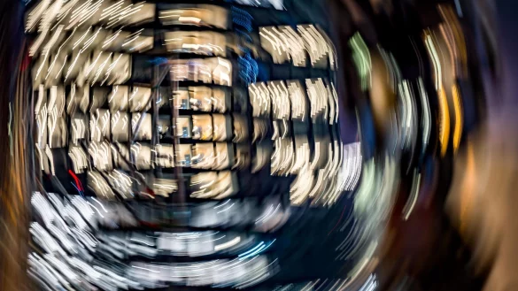 In der Finanz- und Versicherungsbranche wird am häufigsten länegr gearbeitet als vereinbart. - © Frank Rumpenhorst/dpa