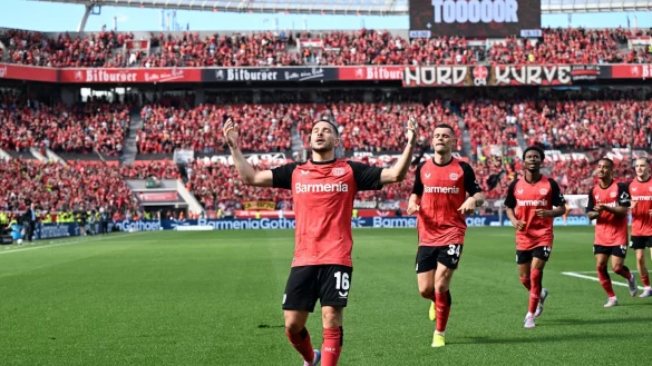 Leverkusens Emiliano Buendia traf kurz vor der Pause zum 2:0. - © Federico Gambarini/dpa
