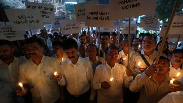 Menschen nehmen an einem Kerzenmarsch gegen die T&ouml;tung von Touristen durch Militante in der N&auml;he von Pahalgam im indisch kontrollierten Kaschmir teil. (Foto Archiv) - &copy; Ajit Solanki/AP/dpa
