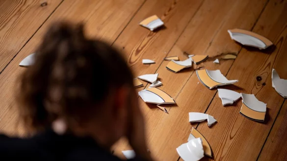 Fälle von häuslicher Gewalt sind in NRW gestiegen. (Symbolbild) - © Fabian Sommer/dpa