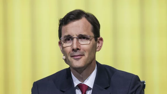 Post-Chef Tobias Meyer quittiert Vorw&uuml;rfe eines Briefkonkurrenten mit Kopfsch&uuml;tteln. - &copy; Oliver Berg/dpa