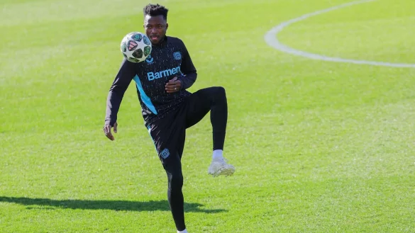 Leverkusens Edmond Tapsoba (l) beim Abschlusstraining. - &copy; Rolf Vennenbernd/dpa