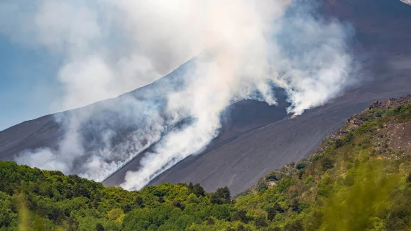 Anfang Juni hatte der &Auml;tna seine feurige Seite gezeigt. (Archivbild) - &copy; Giuseppe Distefano/AP/dpa
