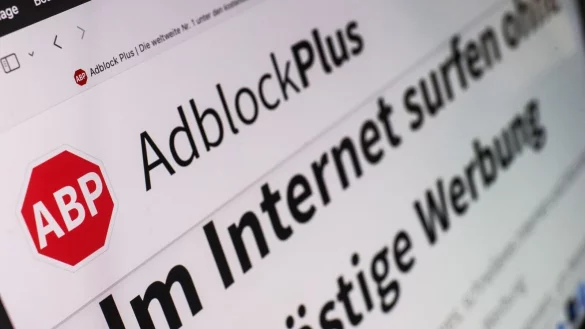 Mit Werbeblockern können Nutzerinnen und Nutzer im Internet lästige Werbung unterdrücken. (Archivbild) - © Oliver Berg/dpa