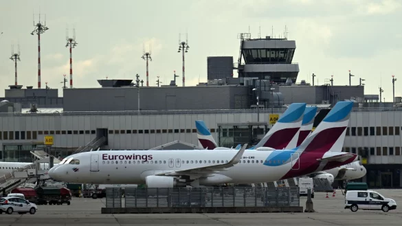 Flugzeuge stehen am Flughafen Düsseldorf. - © Federico Gambarini/dpa