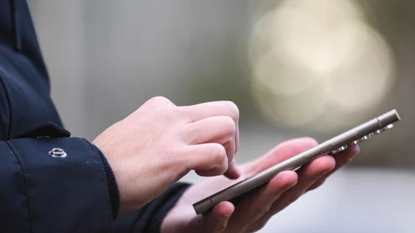 Wer kein Diensthandy hat, nutzt vielleicht auch mal ein privates Ger&auml;t, um beruflich auf dem Laufenden zu bleiben. - &copy; Christin Klose/dpa-tmn