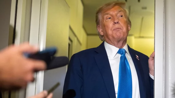 Donald Trump wendet sich mit scharfen Drohungen an Teheran. - © Mark Schiefelbein/AP/dpa