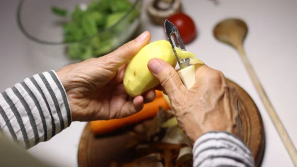 Als gesund gelten täglich fünf Portionen Obst und Gemüse (Archivbild). - © Karl-Josef Hildenbrand/dpa