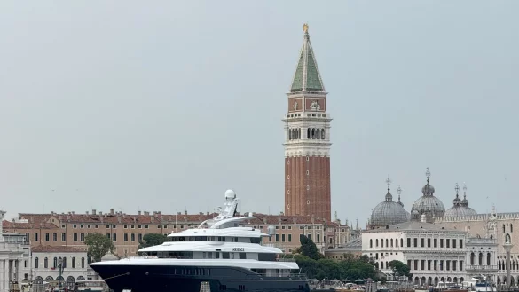 Die ersten Gäste sind schon da - eine Luxusjacht vor dem Markusplatz. - © Christoph Sator/dpa