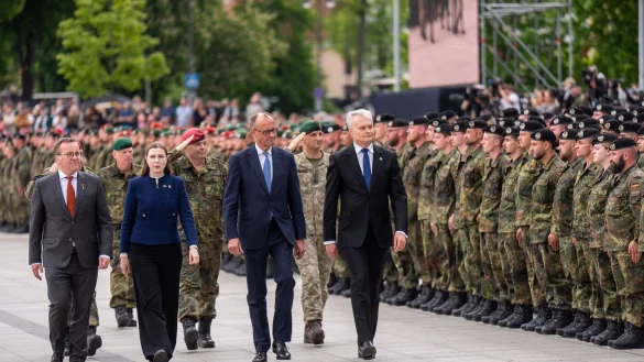 «Wer einen Verbündeten bedroht, muss wissen, dass das 
gesamte Bündnis gemeinsam jeden Zentimeter des Nato-Territoriums verteidigen wird», sagte Merz bei der Aufstellung der Panzerbrigade. - © Michael Kappeler/dpa