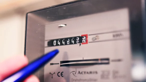 Es hagelt Kritik, die Stromsteuer nicht für alle zu senken. (Symbolbild) - © Uli Deck/dpa