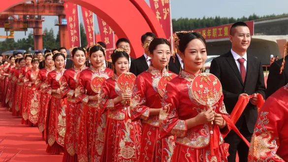 In China ist die Zahl der Eheschließungen rückläufig. Ein Unternehmen wollte seine Mitarbeiter daher zu nun ihrem Glück zwingen - doch die Behörden schritten schnell ein. (Symbolbild). - © Lu Boan/XinHua/dpa