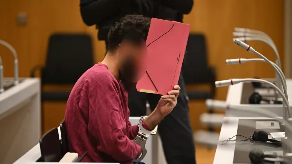 Der Angeklagte Sulaiman A. sitzt beim Prozessauftakt im Gerichtssaal. - &copy; Marijan Murat/dpa