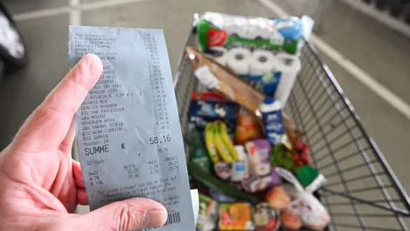 Für einige Lebensmittel müssen Verbraucher tiefer in die Tasche greifen als vor einem Jahr. - © Bernd Weißbrod/dpa