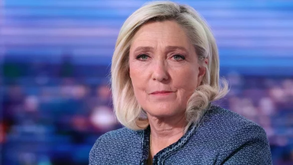 Le Pen m&ouml;chte alle Rechtsmittel gegen ihre Verurteilung wegen Veruntreuung &ouml;ffentlicher Gelder aussch&ouml;pfen. (Archivbild) - &copy; Thomas Samson/Pool via AP/dpa