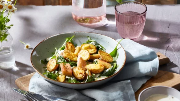 Frühlingsfrisch: Kartoffel-Rhabarber-Salat bringt saisonale Abwechslung auf den Tisch. - © KMG/die-Kartoffel.de/dpa-tmn