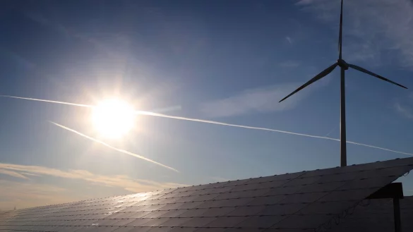 Wind und Sonne als wichtige Energiequellen: Rekord für Ökostromproduktion in Deutschland (Archivbild) - © Karl-Josef Hildenbrand/dpa