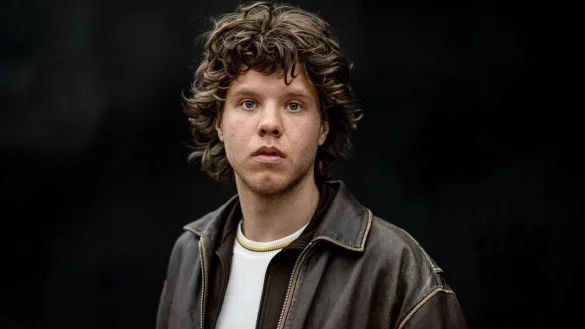 Der deutsche Indie-Musiker Zartmann besiegt sogar Weltstar Elton John in den Album-Charts. (Archivbild) - © Christoph Soeder/dpa