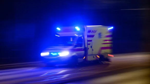 Ein Rettungswagen f&auml;hrt mit Blaulicht zu einem Einsatz. (Symbolbild) - &copy; Robert Michael/dpa