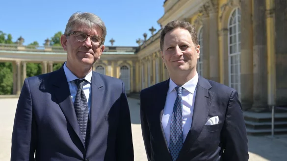 Kulturstaatsminister Wolfram Weimer (l) und Georg Friedrich Prinz von Preußen betonten, wie wichtig die Einigung im Hohenzollern-Streit ist. - © Michael Bahlo/dpa