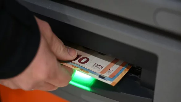 Die Banken haben die Zahl der Geldautomaten in Deutschland deutlich verringert. - © Elisa Schu/dpa