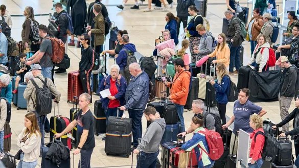 Wer von Berlin aus in den Urlaub fliegen will, braucht zurzeit vor allem eines: Geduld. - &copy; Michael Ukas/dpa