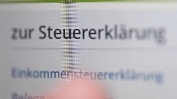 Die Pflicht ruft - aufseiten der Steuerpflichtigen und der Finanzbeamten, welche nun mit der Bearbeitung der Einkommensteuer 2024 beginnen. (Symbolbild) - © Bernd Weißbrod/dpa