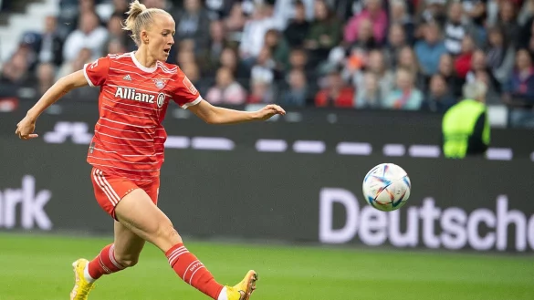 Bayern-Stürmerin Lea Schüller wird zum Saisonstart vor einer Rekordkulisse spielen. - © Sebastian Gollnow/dpa