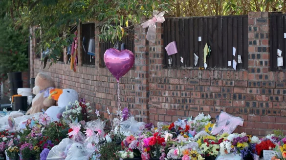 Menschen haben in der N&auml;he des Tatorts von Southport Blumen niedergelegt. (Archivbild) - &copy; Scott Heppell/AP/dpa