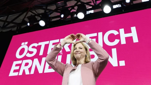 Die Dreier-Koalition ist nach dem Ja der Parteibasis der Neos perfekt - &copy; Tobias Steinmaurer/APA/dpa