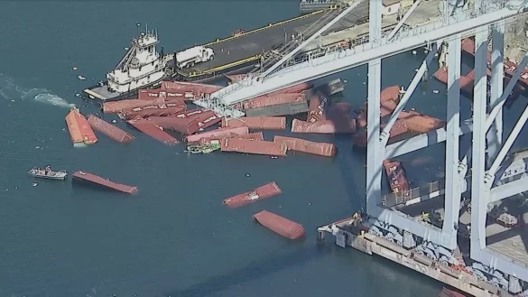 Noch steht die Ursache f&uuml;r den Unfall nicht fest. In Medienberichten hie&szlig; es, der Frachter habe Schlagseite bekommen. - &copy; Uncredited/KABC-TV/AP/dpa