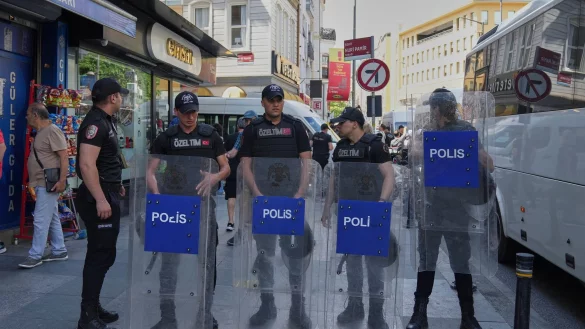 Türkische Polizisten stehen in einer Sicherheitslinie während des jährlichen LGBTQ+ Pride Marsches. - © Dilara Acikgoz/AP/dpa