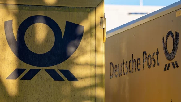 Von dem Stellenabbau ist der Brief- und Paketbereich von DHL in Deutschland betroffen. - © Henning Kaiser/dpa