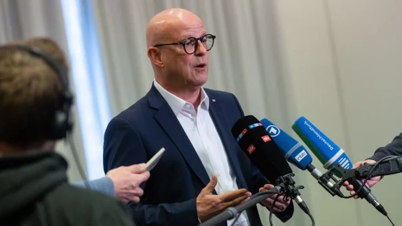 Nach einem Verhandlungsmarathon erläutert Bahn-Personalvorstand Martin Seiler die Details der Einigung. - © Christophe Gateau/dpa