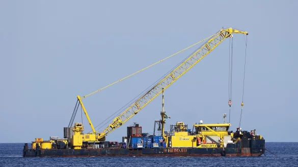 Die «Bayesian» wurde mit einem speziellen Kran nach oben gebracht. (Archivbild) - © Alberto Lo Bianco/LaPresse via ZUMA Press/dpa
