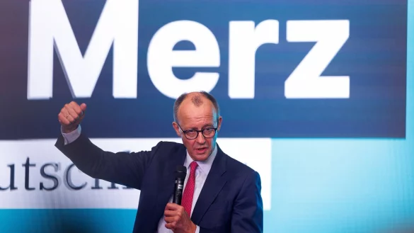 Unionskanzlerkandidat Friedrich Merz wirbt bei SPD und Grünen um Unterstützung für seinen schärferen Kurs in der Asyl- und Migrationspolitik. - © Christoph Reichwein/dpa