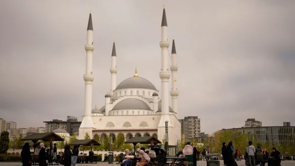 Menschen in Istanbul versammeln sich im Freien nach dem schweren Erdbeben. - © Khalil Hamra/AP/dpa