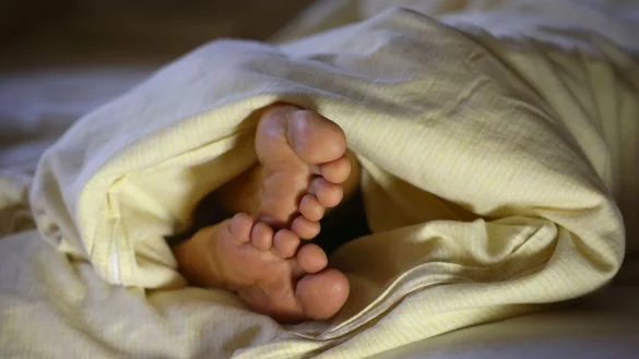 Nicht immer bekommen Menschen so viel Schlaf, wie sie brauchen - mit gesundheitlichen Folgen. (Archivbild) - © Karl-Josef Hildenbrand/dpa