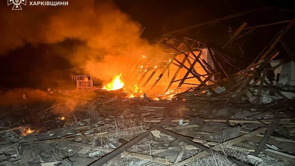 Immer wieder beschie&szlig;t Russland nachts die ukrainische Gro&szlig;stadt Charkiw nahe der Grenze (Archivbild) - &copy; Uncredited/Ukrainian Emergency Service/AP/dpa