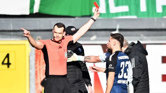 Paderborns Torhüter Manuel Riemann flog gegen Greuther Fürth vom Platz. - © Mirko Kappes/SC Paderborn 07/dpa