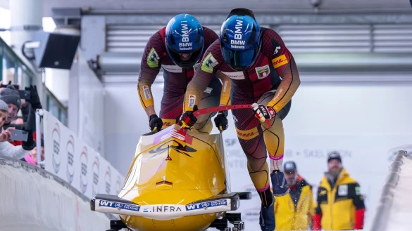 Francesco Friedrich und Alexander Schüller verbessern ihren eigenen Bahnrekord und gewinnen in Winterberg. - © David Inderlied/dpa