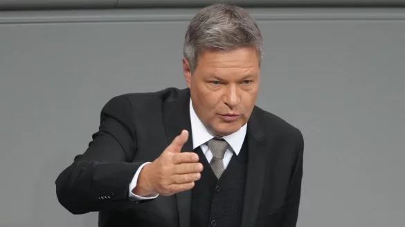 Grünen-Kanzlerkandidat Habeck hält eine Erhöhung der Verteidigungsausgaben auf 3,5 Prozent für nötig. - © Kay Nietfeld/dpa