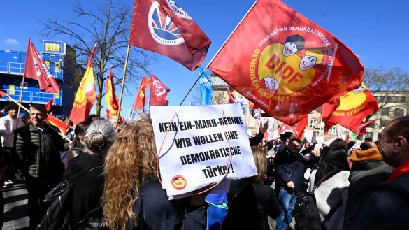 Mit Plakaten demonstrierten die Menschen in D&uuml;sseldorf f&uuml;r eine demokratische T&uuml;rkei. - &copy; Roberto Pfeil/dpa