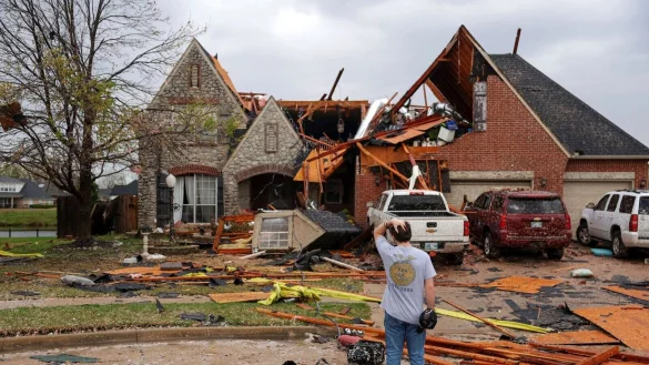 Das Ausmaß der Schäden der Tornados in gleich mehreren US-Bundesstaaten ist noch unklar. - © Mike Simons/Tulsa World/AP/dpa
