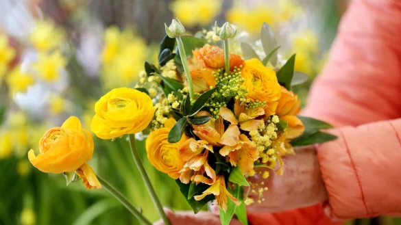 Statt rote Rosen: Wer im Blumenladen kauft, statt online zu bestellen, kann den Strauß nach individuellen Vorlieben zusammenstellen. - © Roland Weihrauch/dpa/dpa-tmn