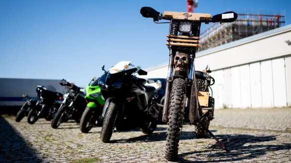 Bei Durchsuchungen im Rocker-Milieu hat die Polizei zehn Motorräder sichergestellt. - © Jacob Schröter/dpa
