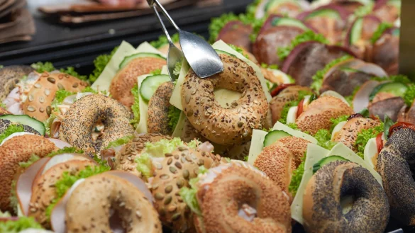 Belegte Brötchen in einer Bäckerei-Theke - manch einer, der schnell etwas essen möchte, greift hier zu. (Symbolbild) - © Marcus Brandt/dpa/dpa-tmn