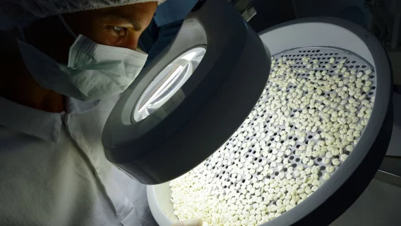 Arzneiproduktion: Die Pharmabranche warnt vor einem akuten Fachkräftemangel (Archivbild) - © Arne Dedert/dpa